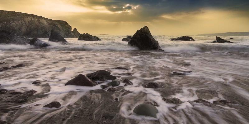 轻量化与安全的双重革命：复合材料壳体如何重塑新能源汽车电池包的未来